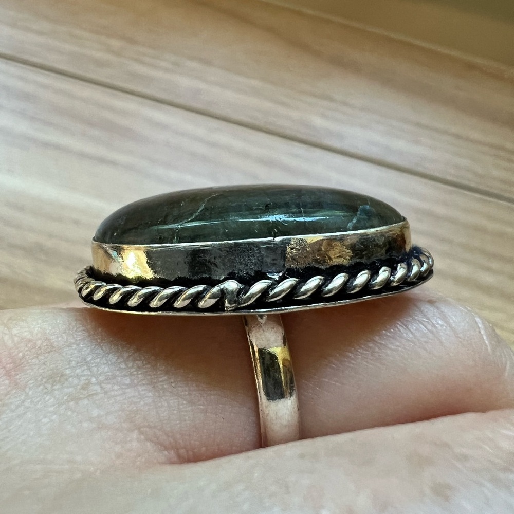Labradorite Flash Cabochon Ring - Picture 7 of 14